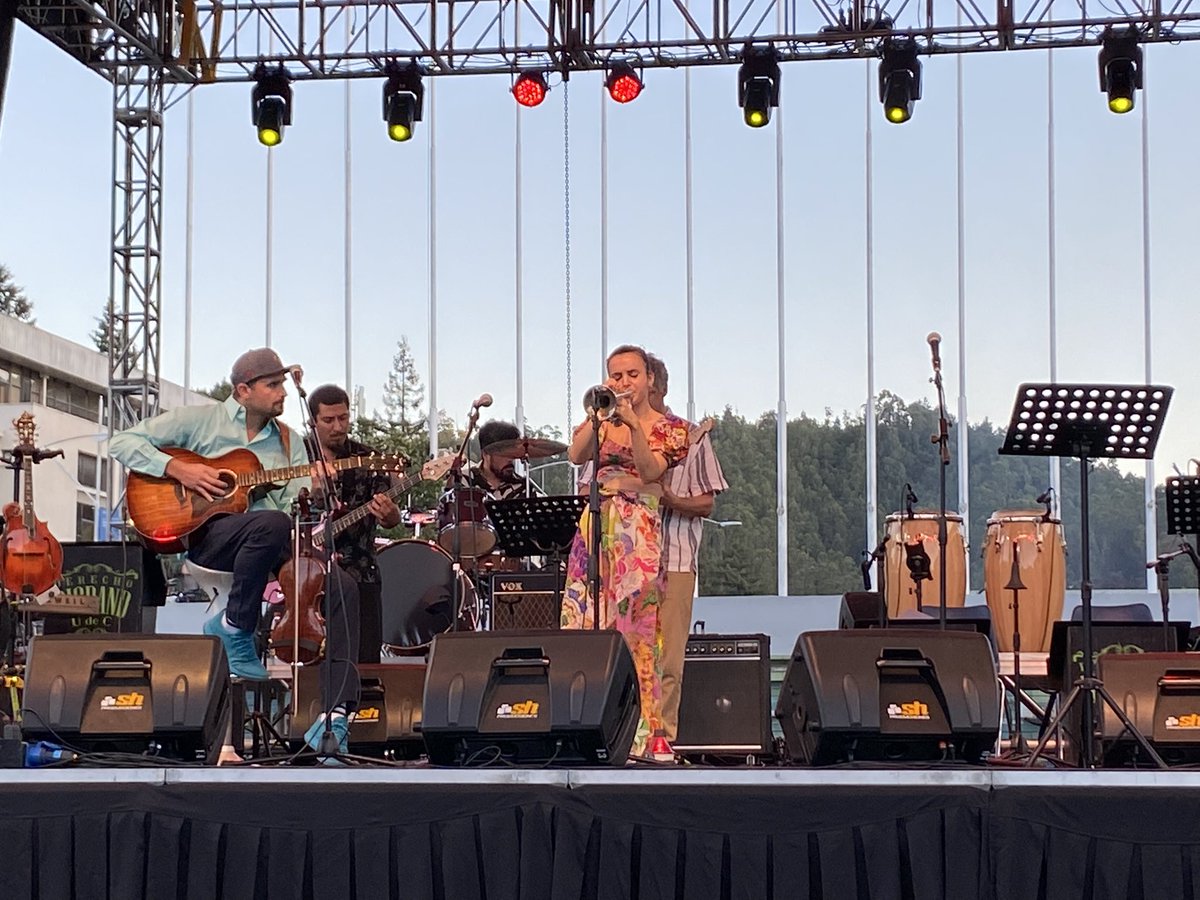Gran cierre de la #EscuelaVeranoUdeC y <a href="/FilBiobio1/">FILB 2023</a> con la presentación de la Derecho UdeC Big Band junto a la destacada cantante Andrea Motis.

#ForoUdeC
#VinculaciónUdeC

<a href="/udeconcepcion/">Universidad de Concepción</a> 
<a href="/ExtensionUdeC/">Extensión UdeC</a> 
<a href="/juridicysocudec/">Juridicas y Sociales UdeC</a>