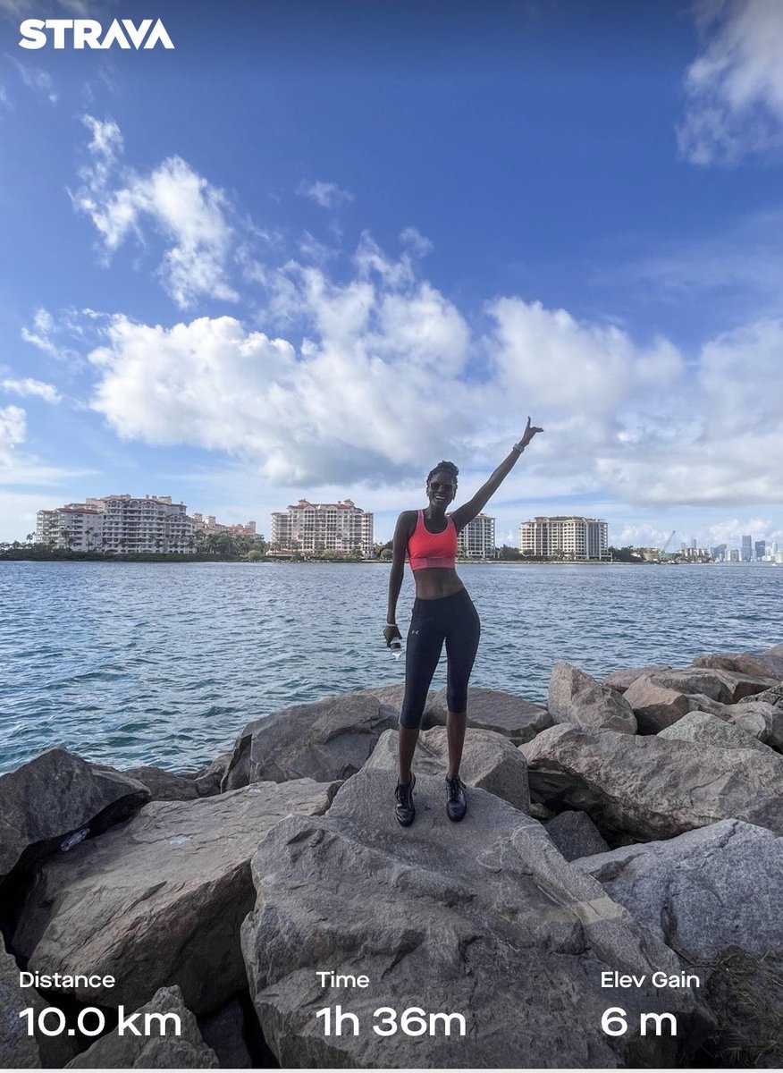 RefiloeBan's tweet photo. Sunday is meant to be run day but can’t run so walked instead and enjoyed the water as my backdrop. Sunshine is always a good motivator #RunningWithTumiSole #justdoitsunday #strava #sunday10k #underarmourrunners https://t.co/1WL7GQxJd5