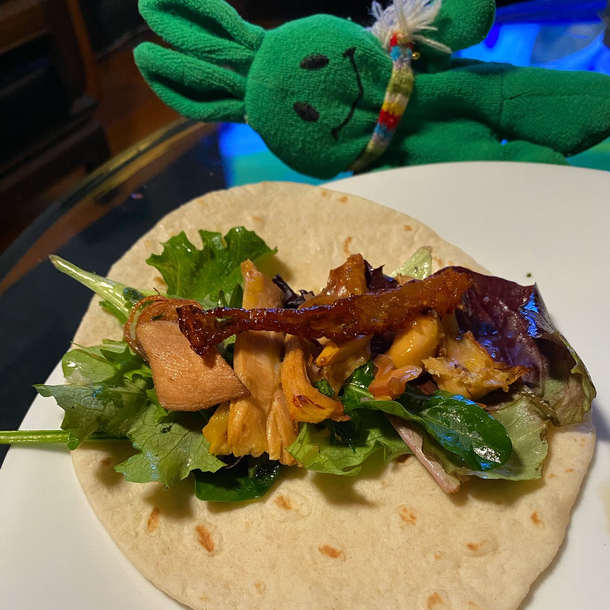 greenietravels's tweet photo. Crispy Garlic Chicken Taco! The key is re-crisping the chicken skin #leftoversreinvented
.
.
.
#casagreenie #homechef #homecooking #semihomemade  #leftovers #tacos #chickentaco #crispygarlicchicken #springmix #garlicshallotlemonvinaigrette https://t.co/Zgwc5nEoJq