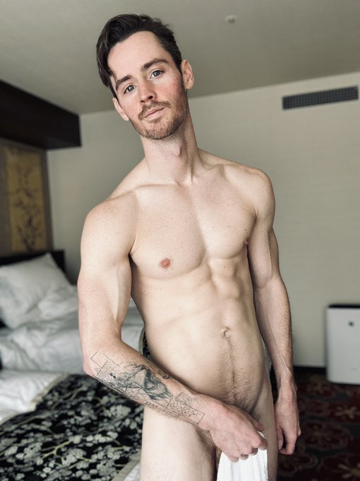 Don&rsquo;t temp me I will drop this towel. https://t.co/xtLhG1frir