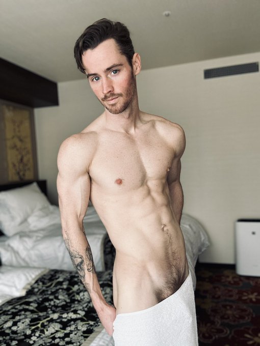 Don&rsquo;t temp me I will drop this towel. https://t.co/xtLhG1frir