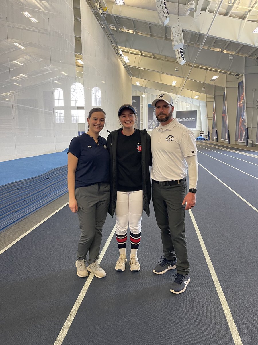 avakresak87's tweet photo. Such a fun day at ⁦@HCSBCHARGERS⁩ camp with my ⁦@BerlinBearsSB⁩ teammates ⁦@sydneyjdavis5⁩ and Addi Davis! I learned so many new drills I will definitely be taking home with me! Thank you ⁦@Kyle_coachK⁩ ⁦@Coach_E_Hess for today!⁩ @OAAFastpitch06⁩ https://t.co/FeWBUYEZsA