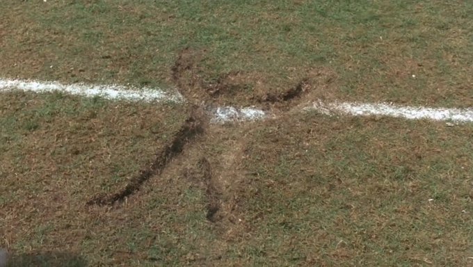 soIoucity's tweet photo. the field after zeke got up. https://t.co/RMAibgx1YB