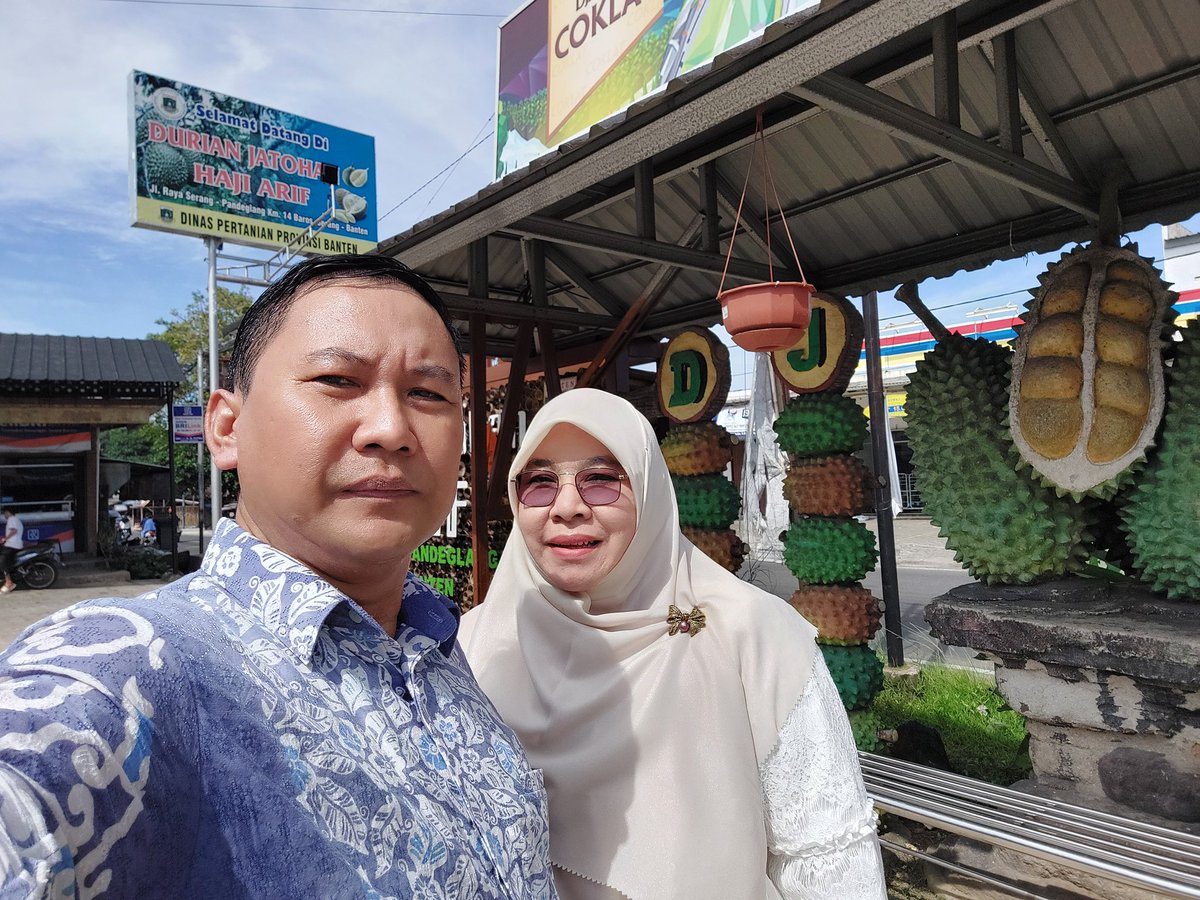 Makan duren jatohan H. Arif di Baros, Kab. Serang, Banten