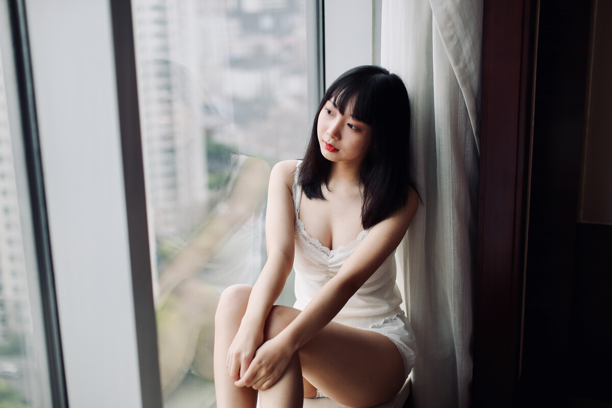 PicPIc11950795's tweet photo. 这套图里的baka爱相比现在更加肉肉的。虽然没有现在发的���修图看起来那么精致，但是这种真实的观感反倒让她看起来更欲了。而且从这些图里也可以看出身为00后小爱的皮肤是真的嫩身材是真的顶，最后一张图里两腿间那肉呼呼的地方想必一插就会冒出汩汩的淫水来，真是让人想入非非。

#b站 #舞见 #骚 #意淫 https://t.co/5nojJSCCtm