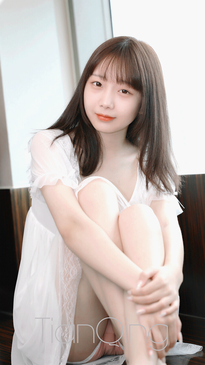 PicPIc11950795's tweet photo. 这套图里的baka爱相比现在更加肉肉的。虽然没有现在发的���修图看起来那么精致，但是这种真实的观感反倒让她看起来更欲了。而且从这些图里也可以看出身为00后小爱的皮肤是真的嫩身材是真的顶，最后一张图里两腿间那肉呼呼的地方想必一插就会冒出汩汩的淫水来，真是让人想入非非。

#b站 #舞见 #骚 #意淫 https://t.co/5nojJSCCtm