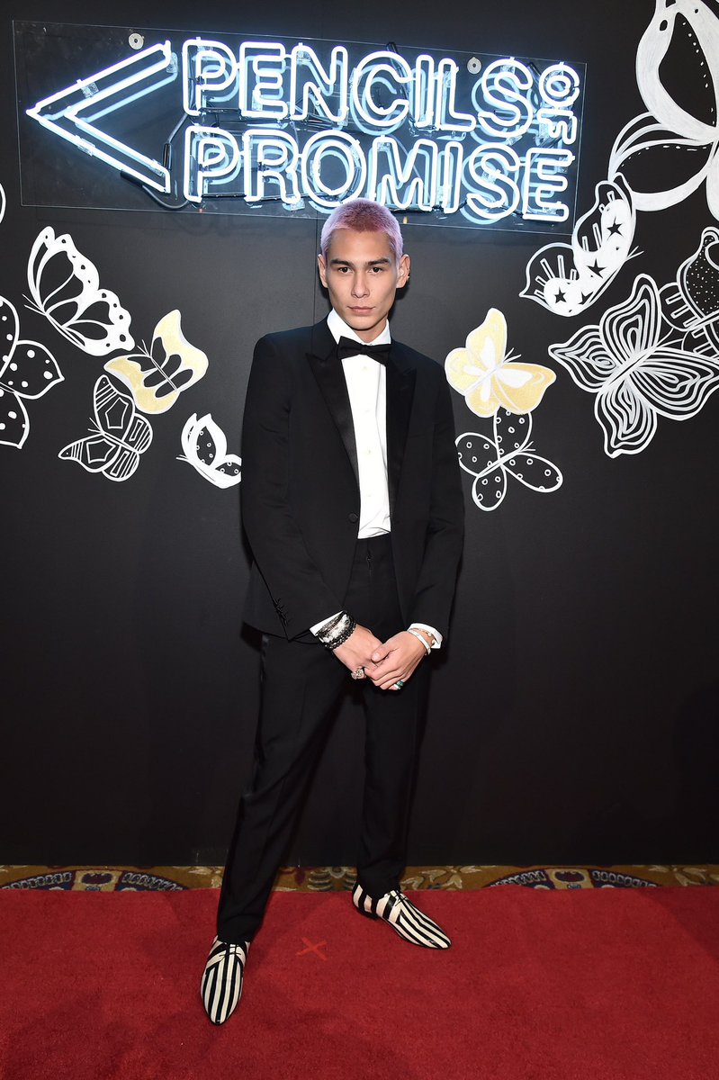 WYBIESWEB's tweet photo. #GOTHAMGALA #DOVESGRAM hey. i’m not sticky at ALL tonight btw https://t.co/cy1hURmkGO