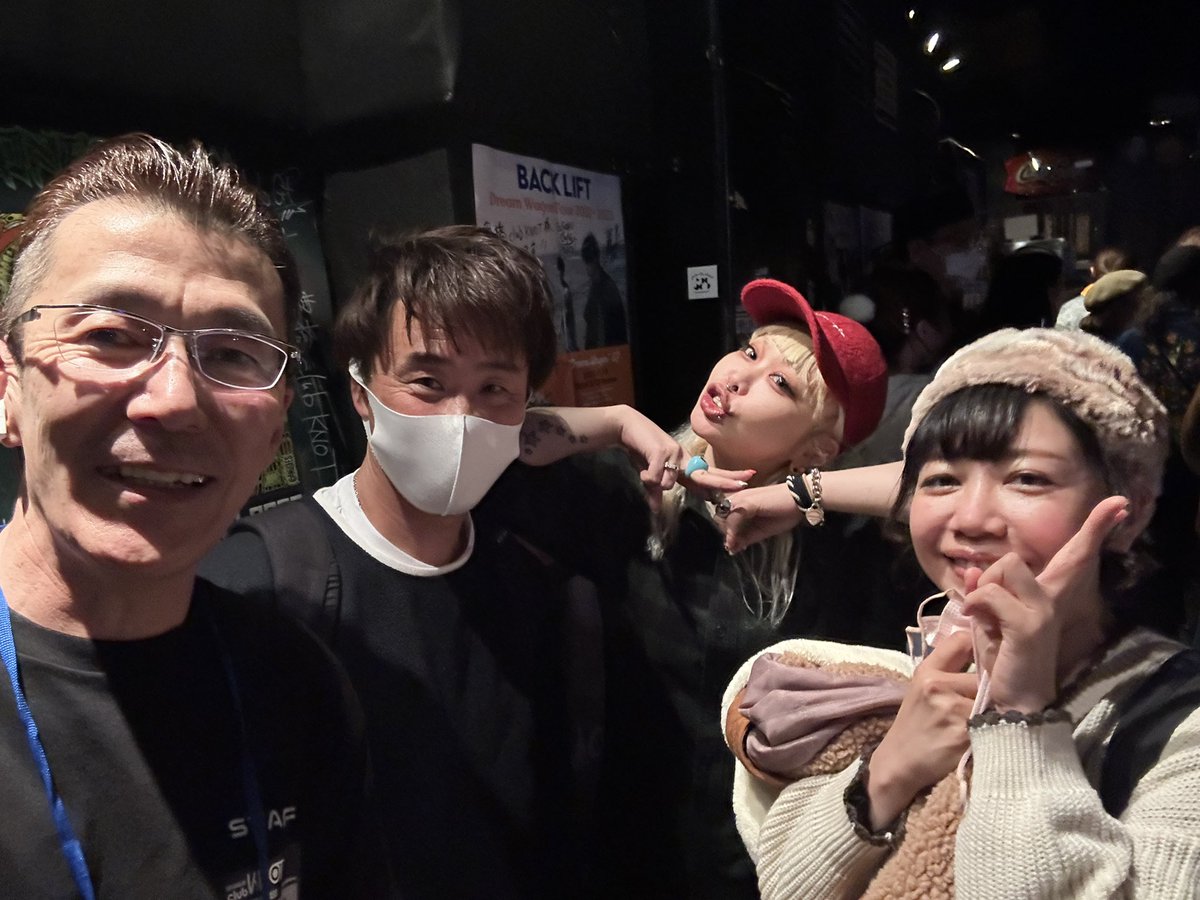 shinnosuke_p's tweet photo. 昨日は大好きなBERRY ROLLのチナさんと、カッチンさんも遊びに来てくれた😊ありがとうございます🙏
RONDONRATSのマミコさんと✨
#BERRY_ROLL https://t.co/Bgiue7xobh