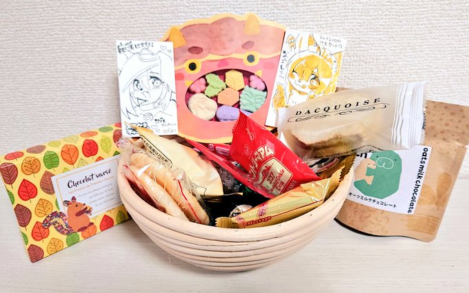 昨日は新春けもケットお疲れ様&amp;ありがとうございました!!
売り子参加にも関わらず差し入れまで頂いてしまいまして本当にありがとうございます!お陰様で我が家のお茶請けコーナーが豪華になりました…!!

マボさんから今回のと前回けもケで頂いたまま紹介しそびれたカワイイカード見て… 