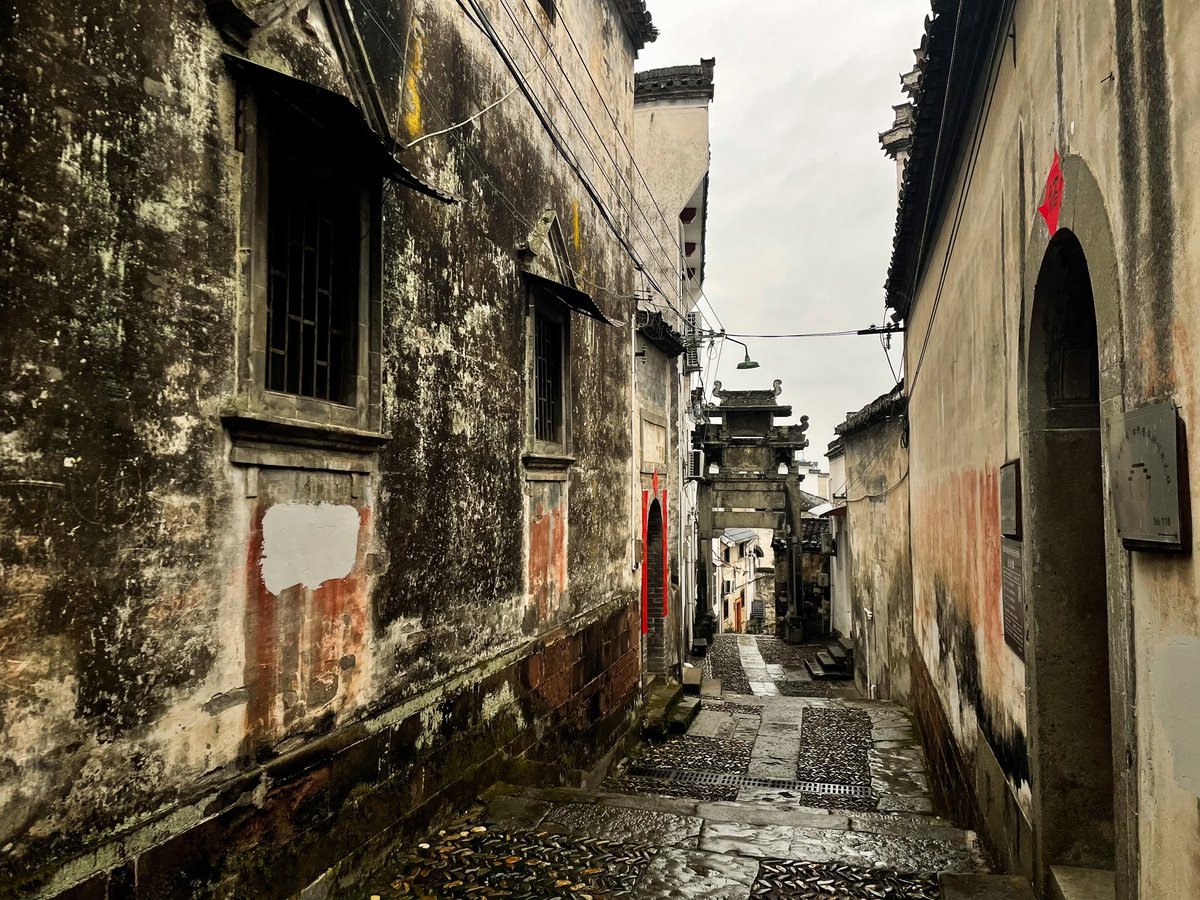 neko_china's tweet photo. 中国四大古城の一つ、徽州古城。中国の観光地で“古城”や”古鎮”と名前が付く所は“THE観光地”化されて、ギラギラのイルミネーションとタピオカ屋と民族服を着たインスタグラマーで溢れかえっており、歴史を感じるにも感じれない場所が多いが、ここはそういった観光地化が進んでおらず、とても良かった。 https://t.co/vIsmQvaai4