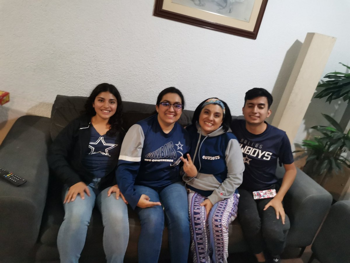 MorsFer's tweet photo. #NFLPlayoffsEnTDN @TUDNMEX
El resto de la familia apoyando!. https://t.co/kIxiuy57tW