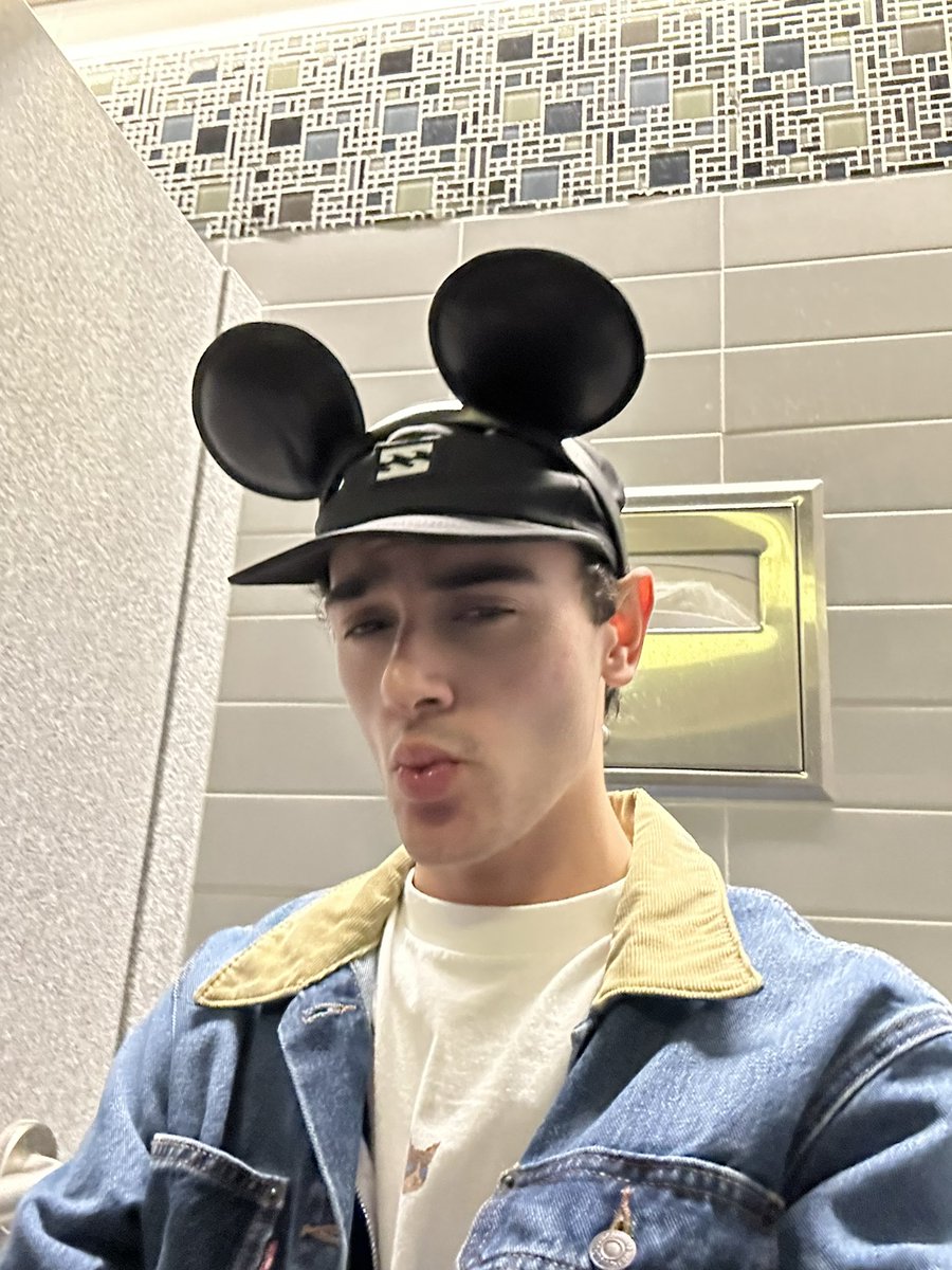 diegoasanchez9's tweet photo. toilet selfies https://t.co/rHnat4NTCC