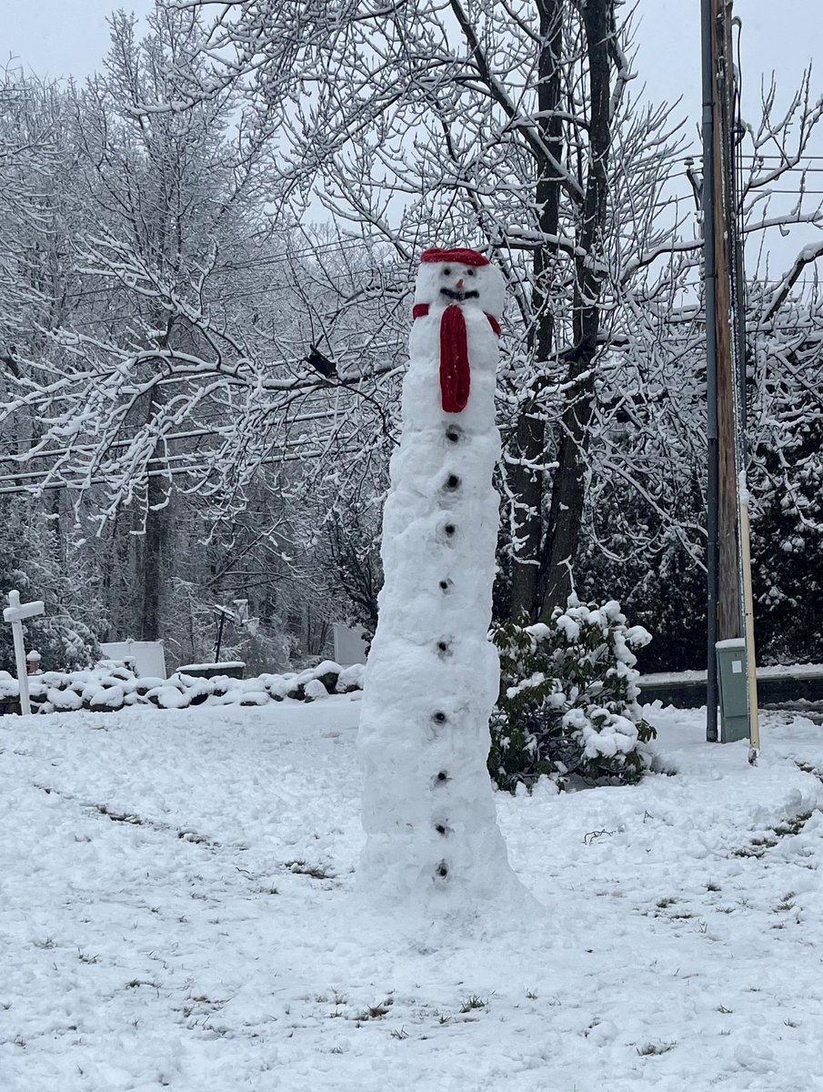 WMUR9's tweet image. ☃️ What an impressive snowman! A family in Hooksett said they spent hours outside to build the tallest snowman they could. / 📸: Kaitlyn Nettis