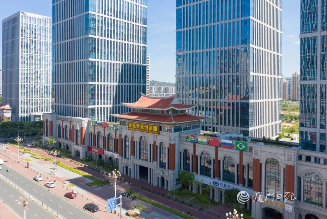 xmenglish's tweet photo. The 1st innovation training base for the Global Development Promotion Center, or #GDPC, has been established in #Xiamen. It opened at the #BRICS Partnership on the New Industrial Revolution Innovation Center and a plaque-awarding ceremony was held on Jan 16. https://t.co/7fZXmuiBEa
