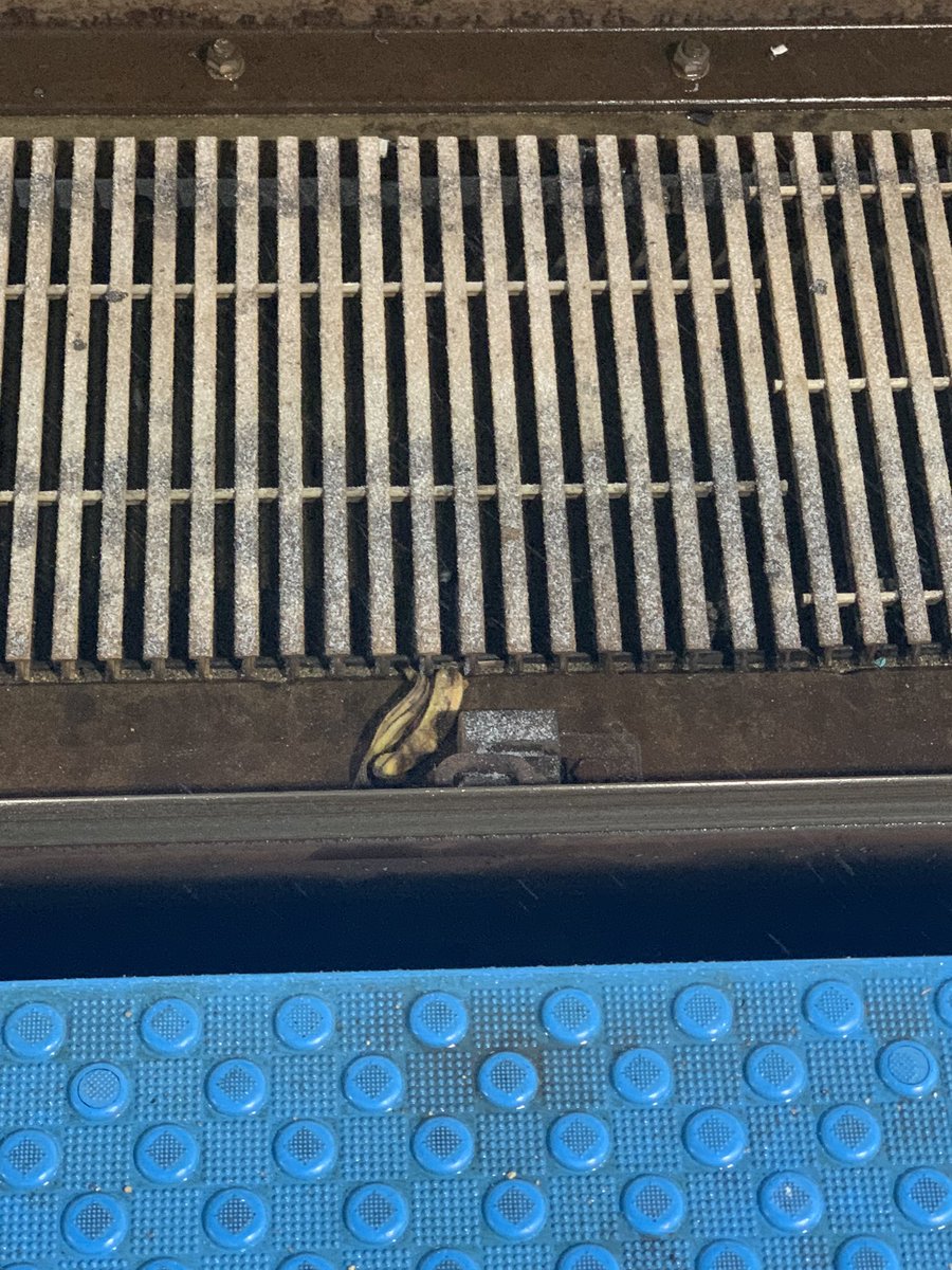 bigyellow117's tweet photo. Hoping da train don’t slip 🤞 https://t.co/DVZxBt0vM7