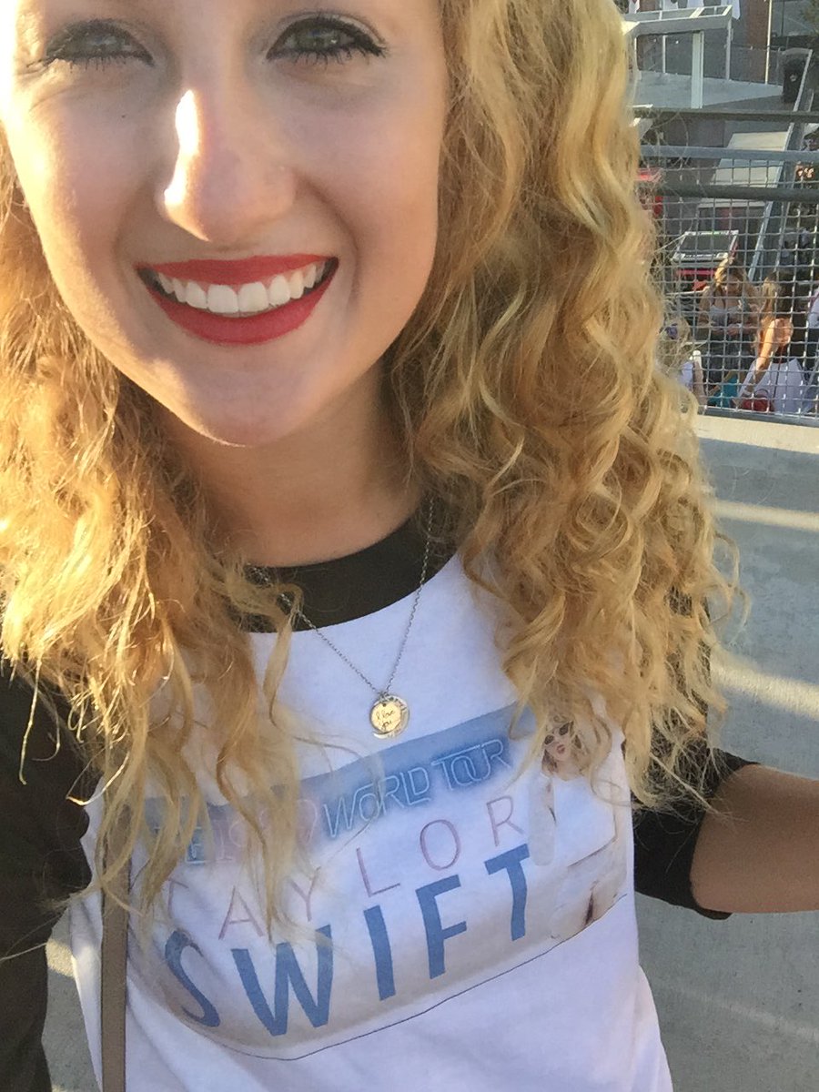 marlieeeee24's tweet photo. @ErasTourResell @erastouroutfits Saw Taylor at the 1989 tour in San Diego! Would love to see her again 💞 https://t.co/6dqHv4Myso