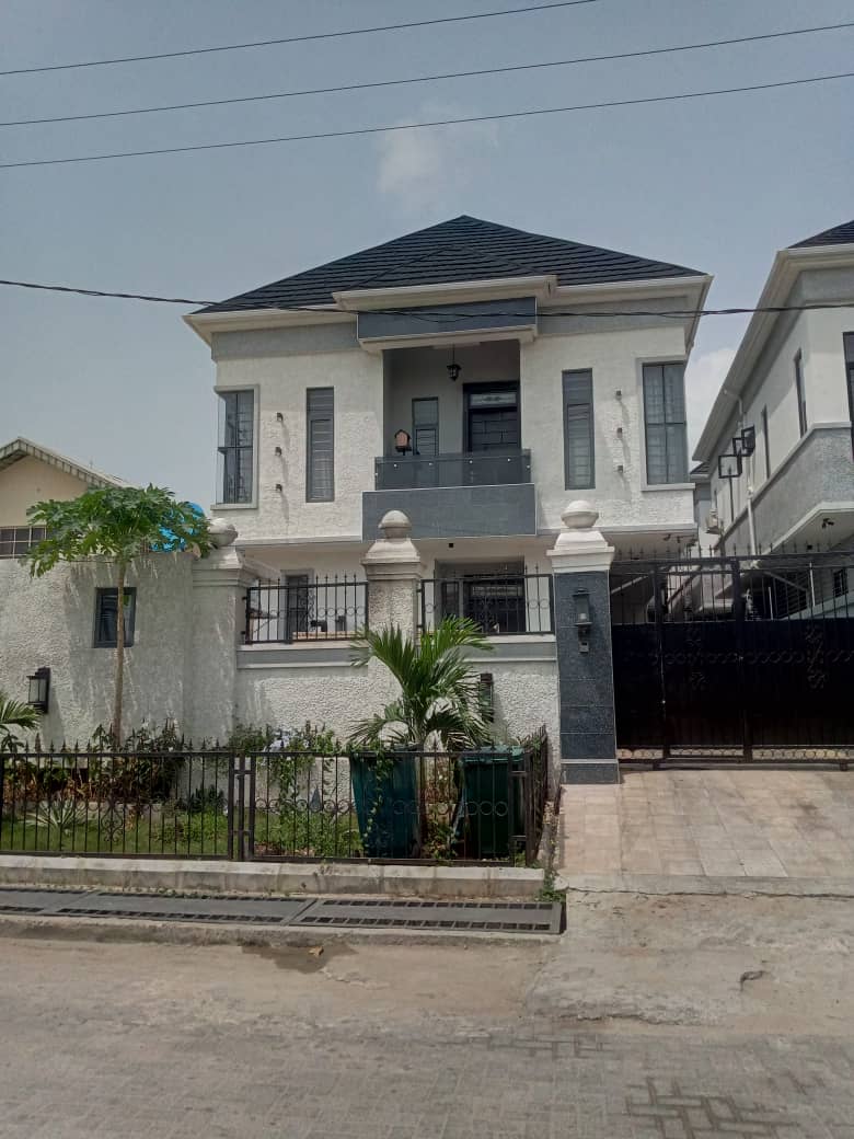GoCrownTeam's tweet photo. FOR SALE*
*EXQUISITE 5 BEDROOMS DETACHED HOUSE WITH LARGE LIVING ROOM, A LARGE MASTERS SUITE WITH JACUZZI, AND BQ,@ LEKKI PHASE1*
TITLE- REGISTERED DEED OF ASSIGNMENT
*PRICE - N300Million*
Agency Fee: 5% Commission
Tel; 08034265216 , 09018251214 https://t.co/DYjVMH3HgQ