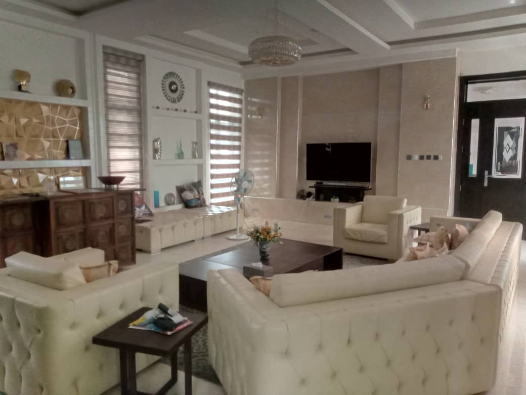 GoCrownTeam's tweet photo. FOR SALE*
*EXQUISITE 5 BEDROOMS DETACHED HOUSE WITH LARGE LIVING ROOM, A LARGE MASTERS SUITE WITH JACUZZI, AND BQ,@ LEKKI PHASE1*
TITLE- REGISTERED DEED OF ASSIGNMENT
*PRICE - N300Million*
Agency Fee: 5% Commission
Tel; 08034265216 , 09018251214 https://t.co/DYjVMH3HgQ