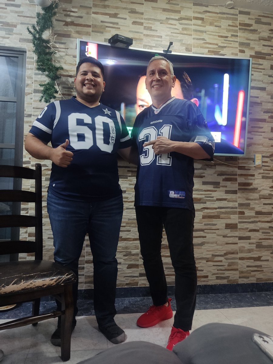 alejandroMtzLul's tweet photo. #NFLPlayoffsTUDN #TUDN #Cowboysvs49ers 
Celebrando mi cumpleaños, apoyando a los Cowboys!!
Familia Martinez!! https://t.co/Er2hkvdCYa