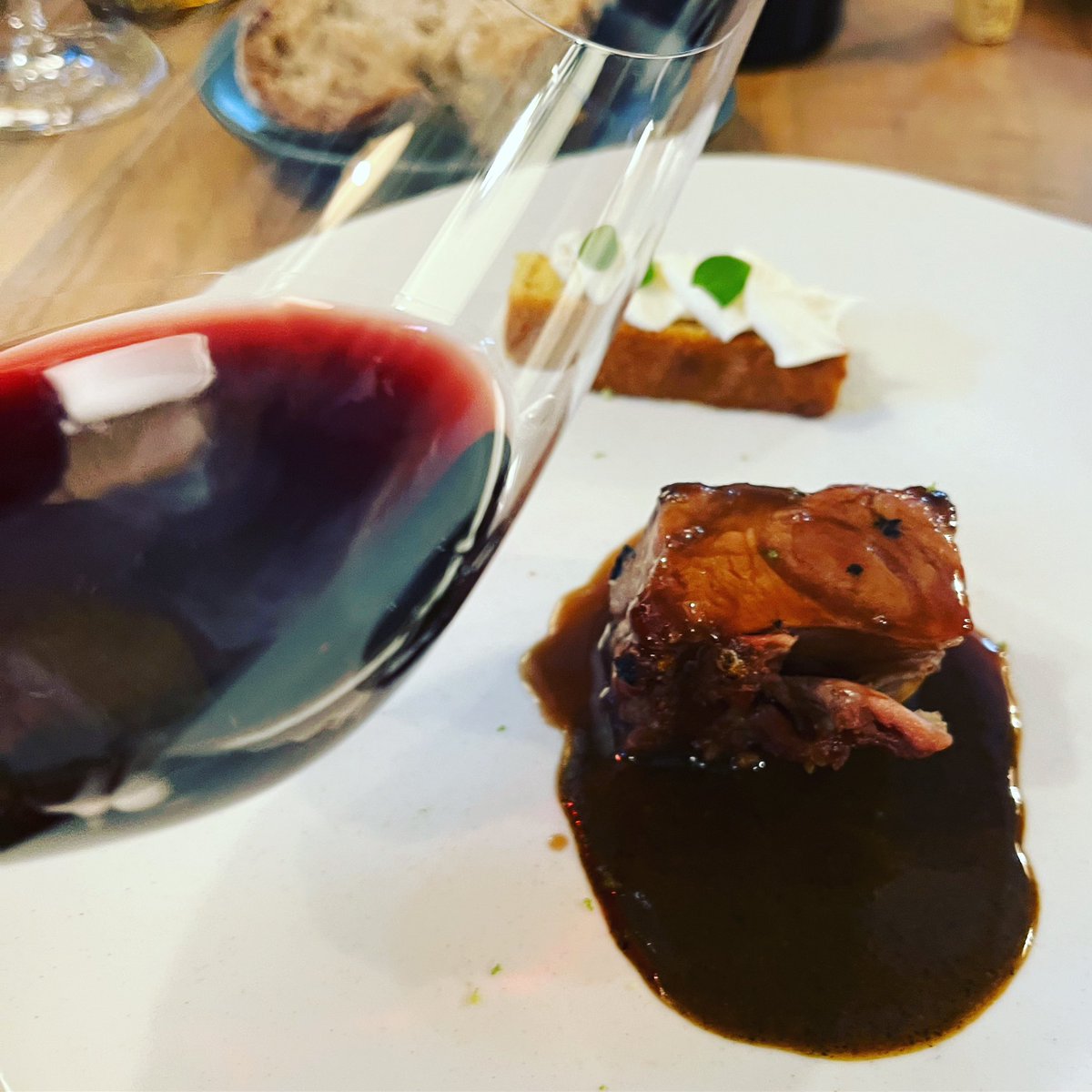 CHARLIEWINES's tweet photo. #recetamexicana cerdo con mole de Oaxaca en una #cocinadematices muy bien lograda por #cheftomasrubio y su Team ! #AViaxe a must stop in #santiagodecompostela ……pairing with a #glassofmenciawine very #Galiciantoo norte #español https://t.co/NGKtEHEdCj