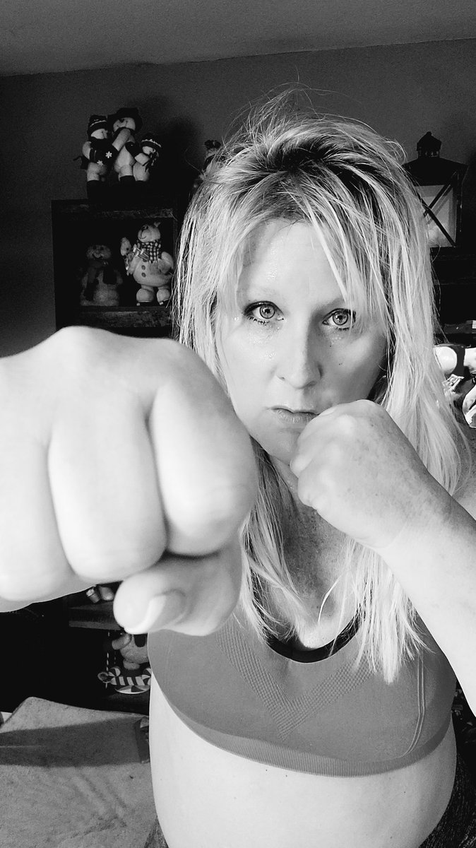 pattimomof2kids's tweet photo. I thought it might be cool to try a MMA workout #coredeforce. Geez, I was dripping in sweat. I think I'll do more. Onwards and Upwards for my next goals. #50lbsdown #weightloss #exercise https://t.co/4Bx5P7DOiQ