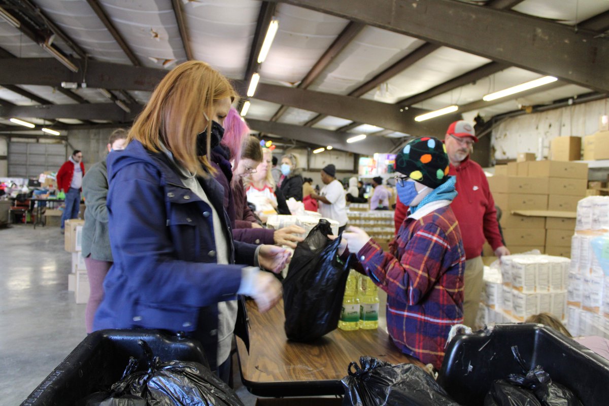 FeedingAmerica's tweet photo. Not only is volunteering good for your community, but it's good for you as well! It can decrease high blood pressure, raise feelings of self-worth in teens, and increase your overall happiness!

Find your local food bank and volunteer today!
https://t.co/g4wj8bJjaf https://t.co/IgIb4WN1tQ