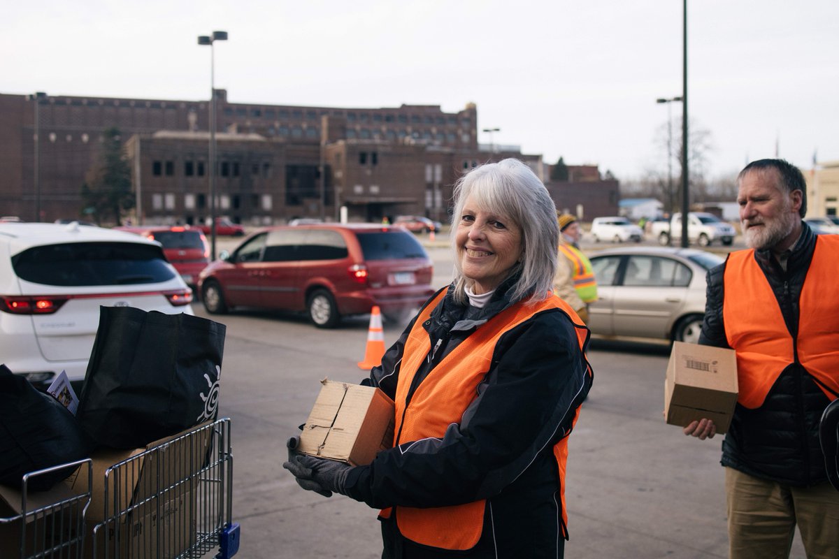 FeedingAmerica's tweet photo. Not only is volunteering good for your community, but it's good for you as well! It can decrease high blood pressure, raise feelings of self-worth in teens, and increase your overall happiness!

Find your local food bank and volunteer today!
https://t.co/g4wj8bJjaf https://t.co/IgIb4WN1tQ
