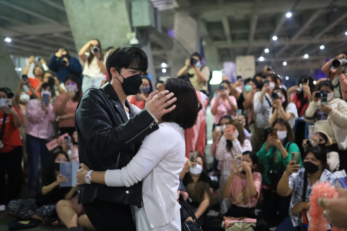 Ting_ThinkThing's tweet photo. ครอบครัวและทัพเหล่าเจ้าปลาดาว ต้อนรับ #แพทริค หนึ่งในสมาชิกชาวไทยของวงไอดอลจีน INTO1 เดินทางกลับประเทศไทยในรอบกว่า 2 ปีเต็ม! ความรัก-ความคิดถึง ล้นสนามบินถึงโลกโซเชียล ทำคีย์เวิร์ดและแฮชแท็กที่เกี่ยวข้อง พุ่งครองเทรนด์ทวิตเตอร์
Welcome Home Patrick
#ดีใจที่ได้เจอกันนะคับแพทริค https://t.co/W2nxhGL6Lg