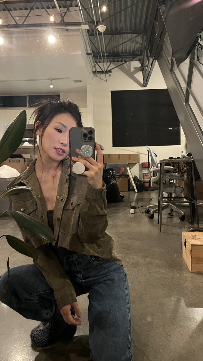 MaryJLeeee ♡ on Twitter: "Live now for tingly chats n chill 🏻 http://twitch.tv/maryjleeee"