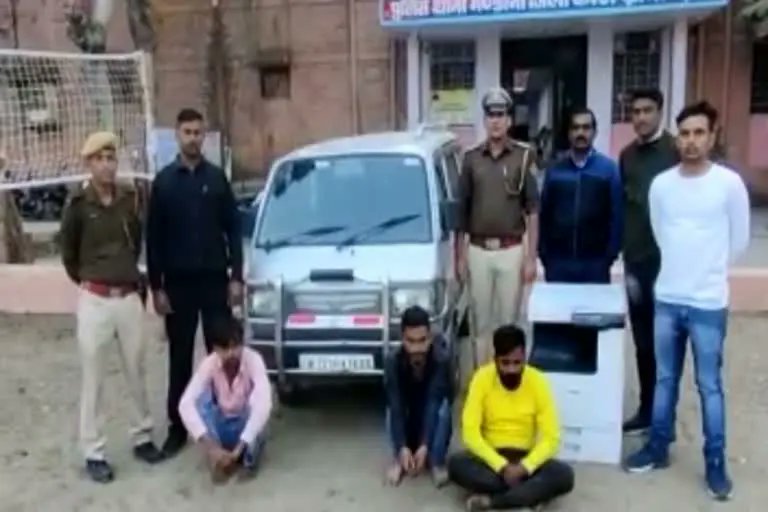 Fake Currency  मुंबई, यूपी व एमपी के लड़कों से ली ट्रेनिंग फिर शुरू किया नकली नोट छापने का धंधा, तीन गिरफ्तार
 कोटा ग्रामीण पुलिस ने नकली करेंसी बनाने के मामले में तीन युवकों को  गिरफ्तार किया है. उनके पास से नकली करेंसी और उसे छापने के उपकरण भी बरामद किए गए हैं.