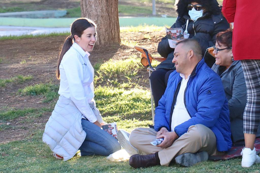 Junto con mi esposa Paola y mis hijos Manolo y Santiago cerramos la semana en la Gran Plaza de #Saltillo saludando a cientos de familias y a nuestros amig@s comerciantes. En equipo con la ciudadanía vamos con todo para bien de #Coahuila. #UnidosPodemosMás (1/2)
