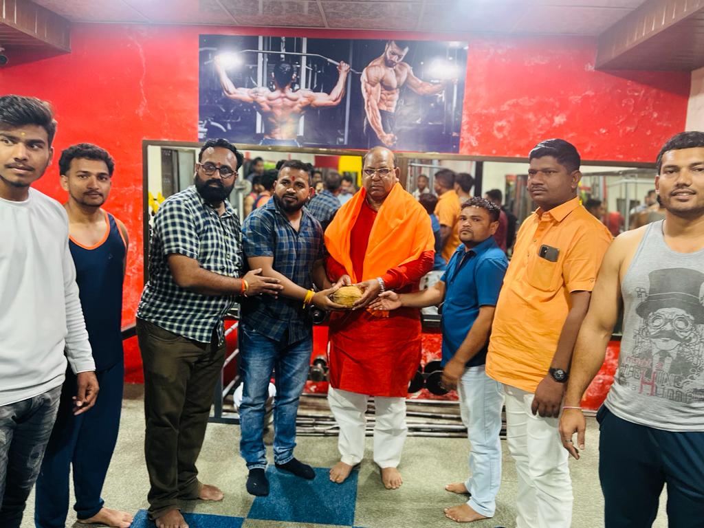 BaluMurkute's tweet photo. #वाशिम ���ेथे  #खासदार @RamdasTadasMP साहेब हे आले असता यावेळी त्यांनी जय मल्हार फिटनेस सेंटर येथे भेट दिली यावेळी शाल व श्रीफळ देऊन खासदार साहेबांचा सत्कार केला.. साहेबांनी वेळातला वेळ काढून जय मल्हार फिटनेस सेंटर ला भेट दिली त्याबद्दल साहेबांचे मनापासून धन्यवाद ..... https://t.co/OH1nrs0yiq