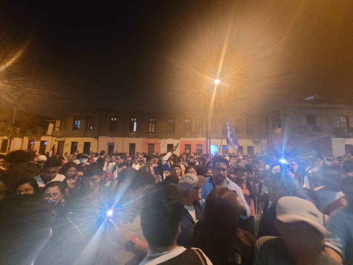 renatabregaglio's tweet photo. DEVUELVAN LOS DNI

Se dijo a las personas detenidas que vayan a la División de Asuntos Sociales, en el Rimac, por sus cosas. Luego de más de una hora, han llegado y se les dice que allí no hay nada. 📷 @Ugolotti https://t.co/pnfNBgKIBf