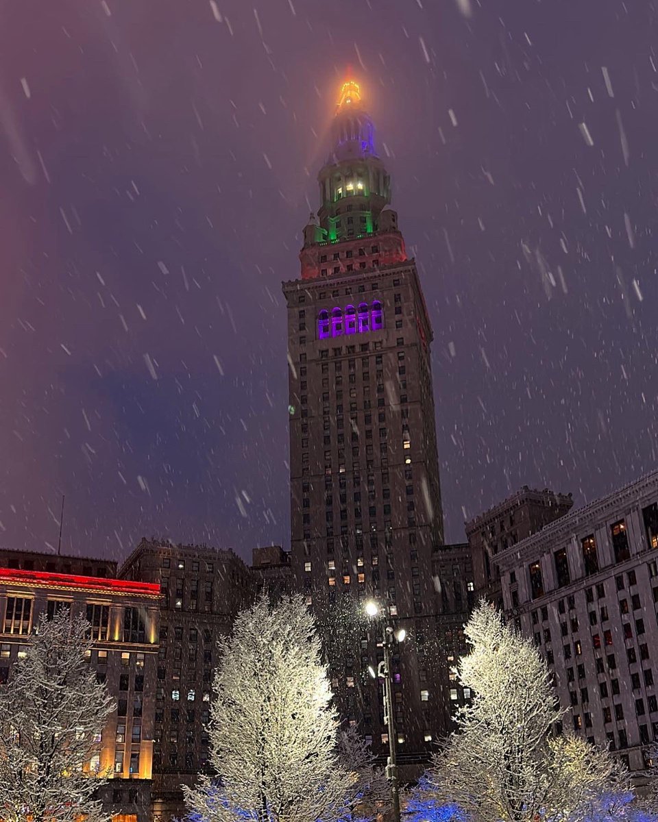 TowerLightsCLE's tweet photo. Shining through the snow ❄️🌨️ https://t.co/5IdTL7Mejp