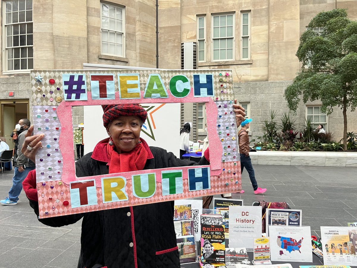 Wonderful time in atrium of @smithsoniannpg for #OurStruggleforJustice Day of Action. At our Teaching for Change table, we shared info on our @dcaesj, @sojustbooks, #TeachCentralAmerica, @zinnedproject #TeachReconstruction campaign, #TeachTruth, & more. Music by @AdrianLoving