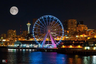 🇺🇸🛫 Our own #Seattle Ferris Wheel at @Pier57  
Notice the @SpaceNeedle  at a distance behind. 💙🕊