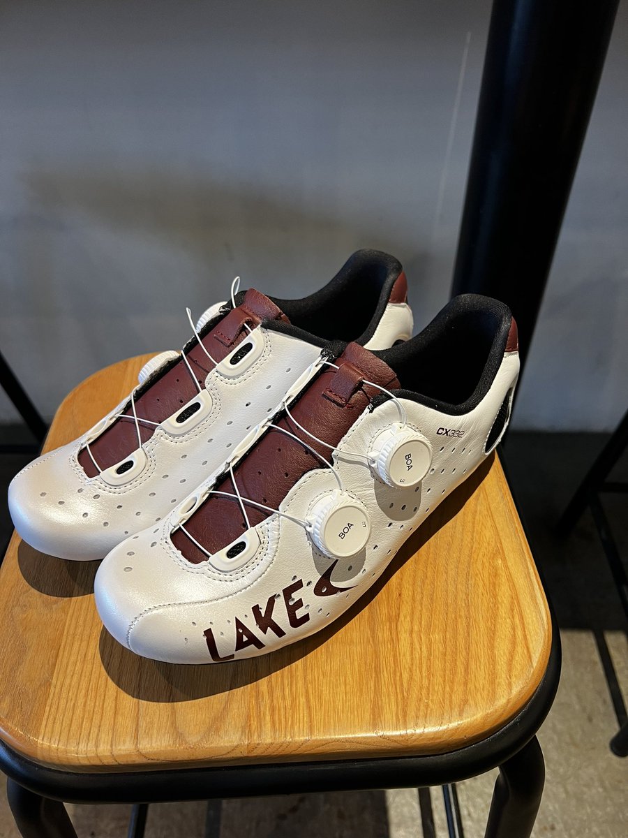 shirota1e's tweet image. LAKEのカスタムカラーのシューズ、届いてました🙌
白地にバーガンディーの差し色、踵のロゴはゴールド。ワイヤーも白にしてもらいました。
めちゃくちゃカッコいい😭ありがとうございます❗️