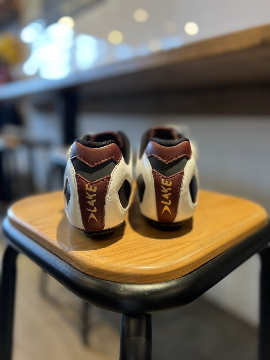 shirota1e's tweet image. LAKEのカスタムカラーのシューズ、届いてました🙌
白地にバーガンディーの差し色、踵のロゴはゴールド。ワイヤーも白にしてもらいました。
めちゃくちゃカッコいい😭ありがとうございます❗️