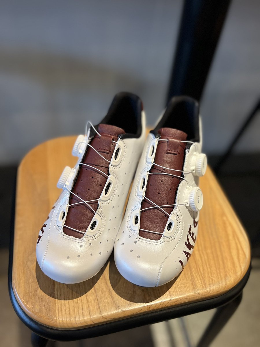 shirota1e's tweet image. LAKEのカスタムカラーのシューズ、届いてました🙌
白地にバーガンディーの差し色、踵のロゴはゴールド。ワイヤーも白にしてもらいました。
めちゃくちゃカッコいい😭ありがとうございます❗️