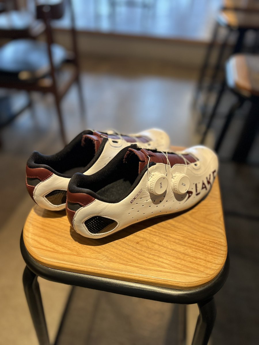shirota1e's tweet image. LAKEのカスタムカラーのシューズ、届いてました🙌
白地にバーガンディーの差し色、踵のロゴはゴールド。ワイヤーも白にしてもらいました。
めちゃくちゃカッコいい😭ありがとうございます❗️