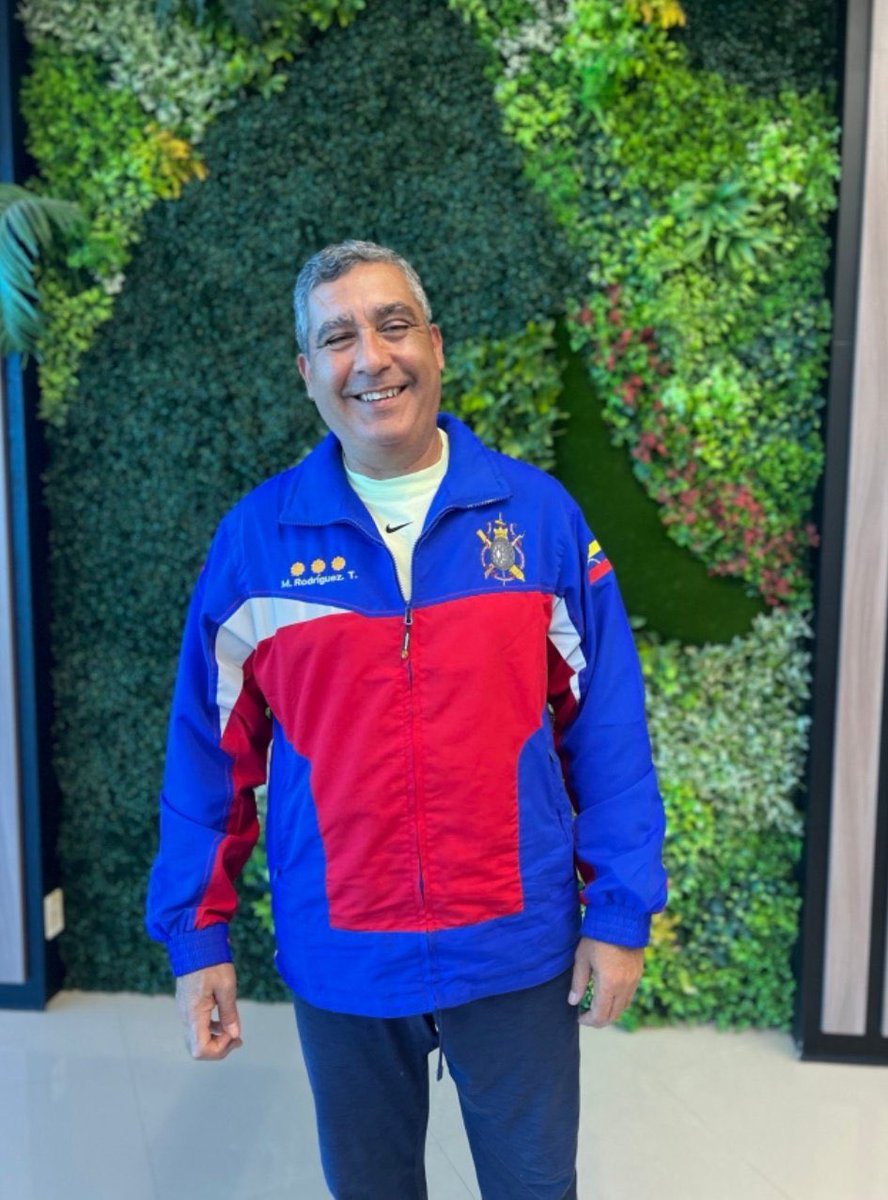 Cara de haber estado preso 5 años no tiene precisamente . Gordito , rozagante. Nada parecido a los chamos cuando salían de la tumba que el creó en el SEBIM . Este es el rostro del hombre que le desgració la vida a cientos de familias venezolanas incluida la mía .