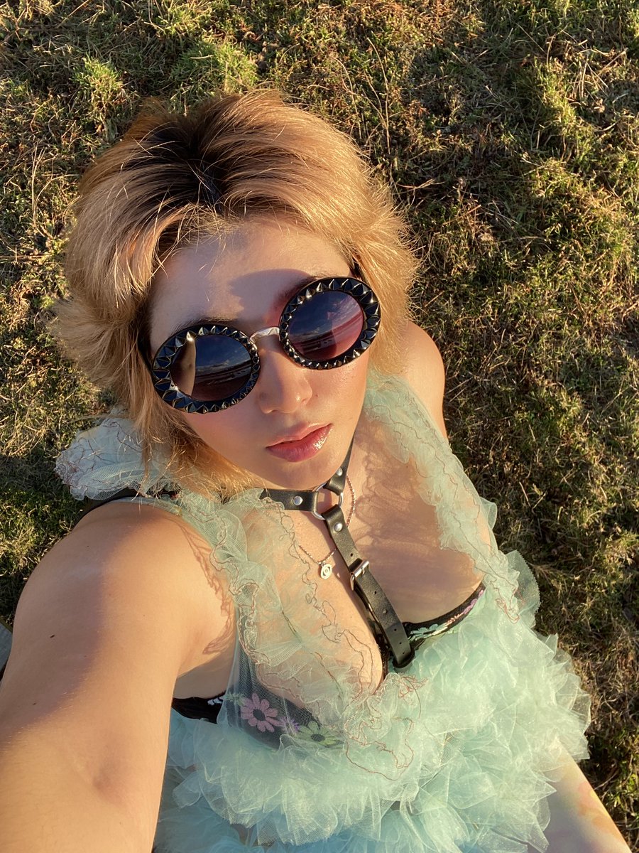 avevinley's tweet photo. Hello lovely people!! My music video for Frostbite is now out!! Please go check it out and lmk what you think 💙   

https://t.co/BFlNCjyKSd https://t.co/bzDW4ZMtbp