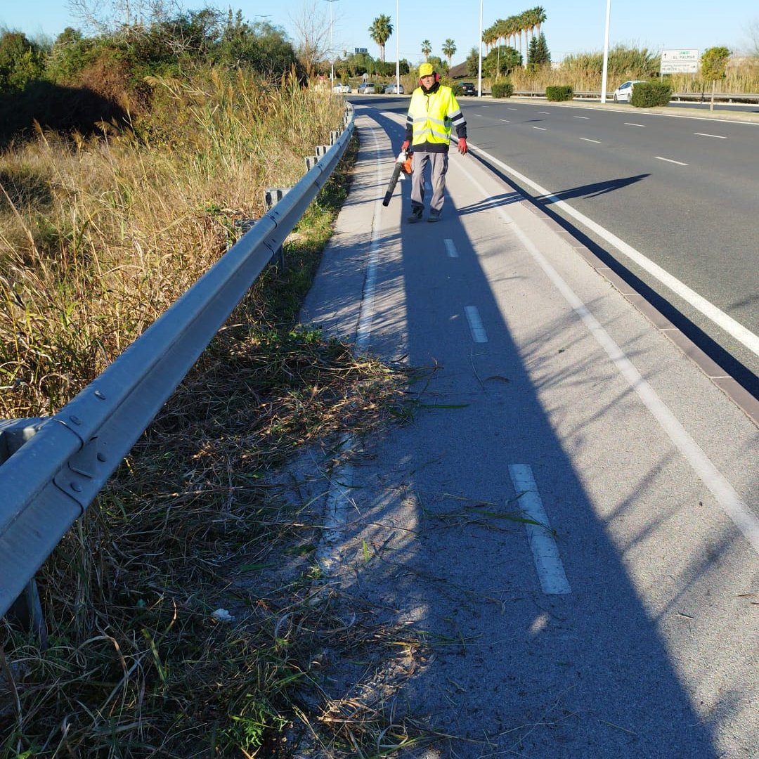 BicicletaMurcia's tweet photo. Continuamos con el mantenimiento de nuestra red de 🛣️carriles bici.
🚧Trabajos de desbroce 🚜 en la Costera Sur.
#murcia #naturaleza_murcia #murciasemueve #murciacity #visitmurcia #huertademurcia #bicicleta #yoamolabicicleta #vidaenbicicleta #llevameentubicicleta. https://t.co/jfFGCE9Je9