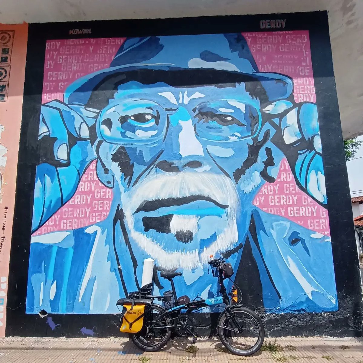 ternbicycles's tweet photo. We love seeing Tern riders exploring their city &amp; sharing their #MuralMonday. Tag us in photos of your Tern in front of a local mural!! 

🚲 #TernLink N8
📍 #Martinez, #Argentina 
📸 @ ternicola.arg (IG)
🎨 @ gerdyharapos (IG) https://t.co/vO0JEJ1pS5
