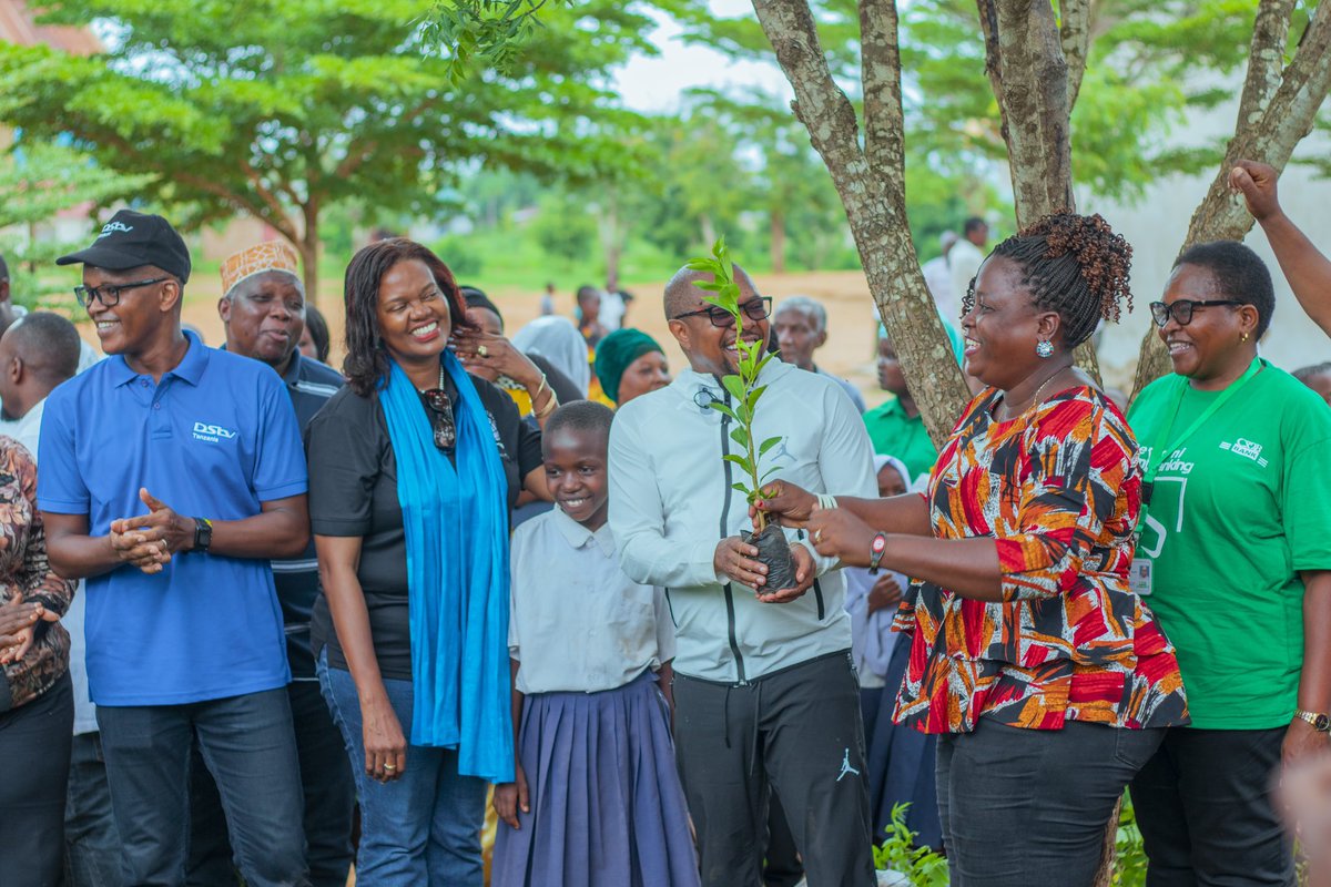 ridhiwankikwete's tweet photo. Juhudi zinazofanywa na Rais @SuluhuSamia kulinda na kuhifadhi mazingira zinaungwa mkono kwa Vitendo tukishirikiana na @dstvtz na washirika wetu. Nimegawa miche 2000 ya Miti kwa shule 10 katika halmashauri yetu ya Chalinze katika kampeni ya kuhifadhi Mazingira yetu #MazingiraYetu https://t.co/zZczCXiGIR