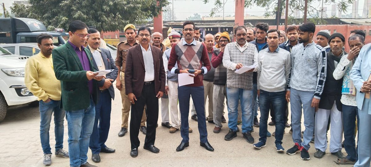 sdmsadar96's tweet photo. आज तहसील परिसर में सड़क सुरक्षा माह के अवसर मानव श्रृंखला बनाकर लोगो को जागरूक करते हुए।
@UPGovt 
@CMOfficeUP 
@dmbas_ https://t.co/PeaYfQIKNY