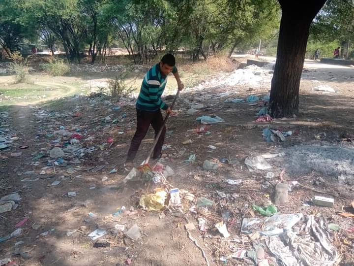 upadhyayashok90's tweet photo. हमारे गांव नीमड़ी में चौबीसा समाज की बावड़ी के पास नाले पर जमा पोलीथीन नष्ट कर श्रमदान किया
#नीमड़ी #निमड़ी #चारगदिया #भींडर #वल्लभनगर #उदयपुर #राजस्थान #प्रकृति #पर्यावरण #श्रमदान #पोलीथीन
#neemdi #nimdi #charagadiya #bhinder #vallabhnagar #udaipur #rajasthan #nature https://t.co/HZ71UnTgYZ