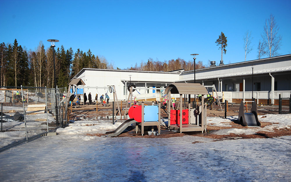 TonyHagerlund's tweet photo. Jupperin päiväkoti muutti muutama vuosi sitten uuteen rakennukseen. Uudet ja siirtokalpoiset päiväkodit ovat kyllä toimivia, kun vertaa niitä omaan parakkiaikaani 1980-luvulla.
#Espoo #Jupperi #Laaksolahti #päiväkoti
https://t.co/Yu3xkY633R https://t.co/BwzgAIvQpx