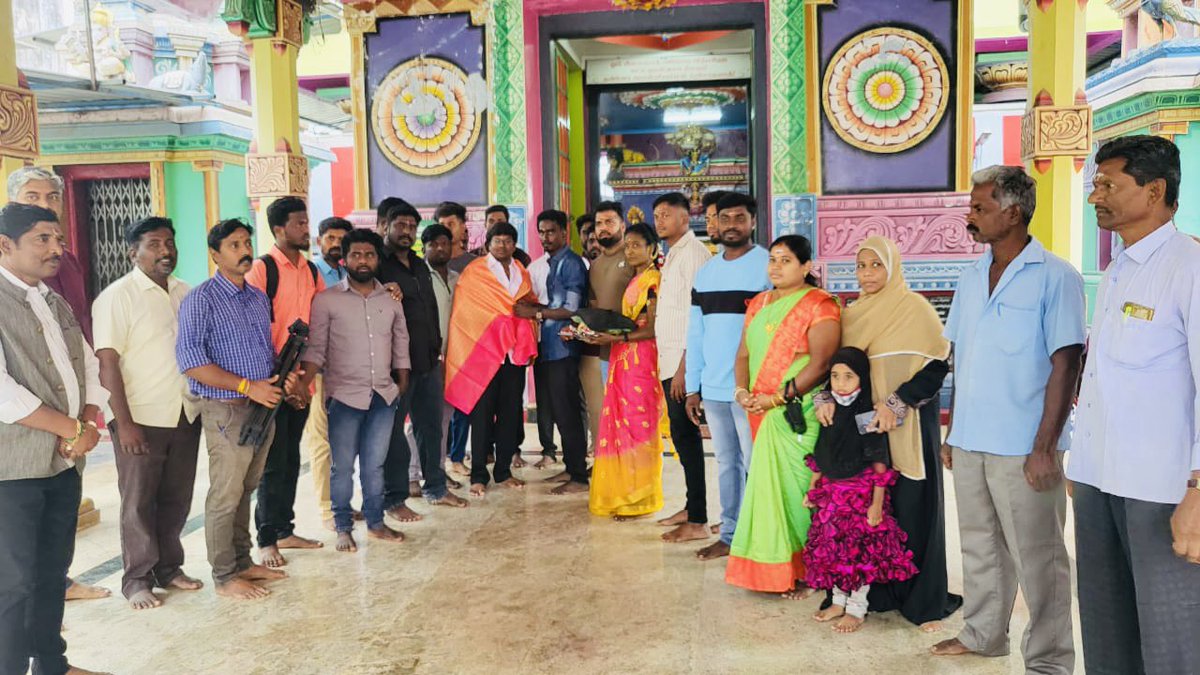 VSSarathyKumar's tweet photo. சகோதரர் *திரு.சுவின் குமார்* அவர்களின் முயற்சியில் குறும்படத்தின் *(#ShortFilm கடா)* பூஜைக்காக பொன்னியம்மன் ஆலயத்தில் கலந்துகொண்டபோது...
அன்பிற்கினிய சகோதரரின் முயற்சி வெற்றியடைய வாழ்த்துக்கள்...

#Vaniyambadi #Kadaa #shortfilmmaking #vss #vssarathykumar https://t.co/JmFv3MtUUm