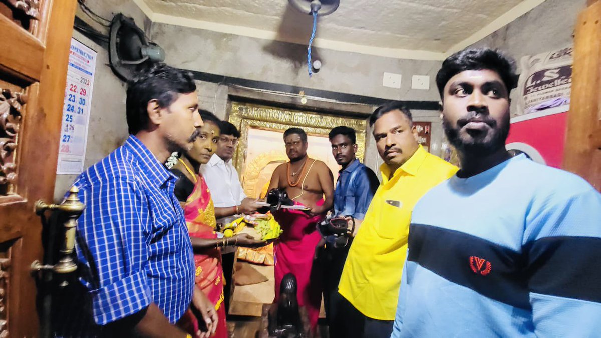 VSSarathyKumar's tweet photo. சகோதரர் *திரு.சுவின் குமார்* அவர்களின் முயற்சியில் குறும்படத்தின் *(#ShortFilm கடா)* பூஜைக்காக பொன்னியம்மன் ஆலயத்தில் கலந்துகொண்டபோது...
அன்பிற்கினிய சகோதரரின் முயற்சி வெற்றியடைய வாழ்த்துக்கள்...

#Vaniyambadi #Kadaa #shortfilmmaking #vss #vssarathykumar https://t.co/JmFv3MtUUm